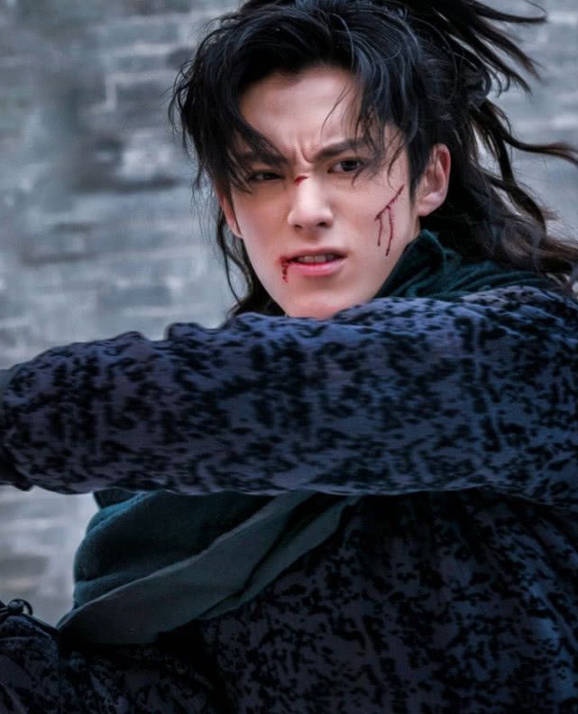 同样是演“白发美男”，有人一眼万年，有人像顶了一头枯草