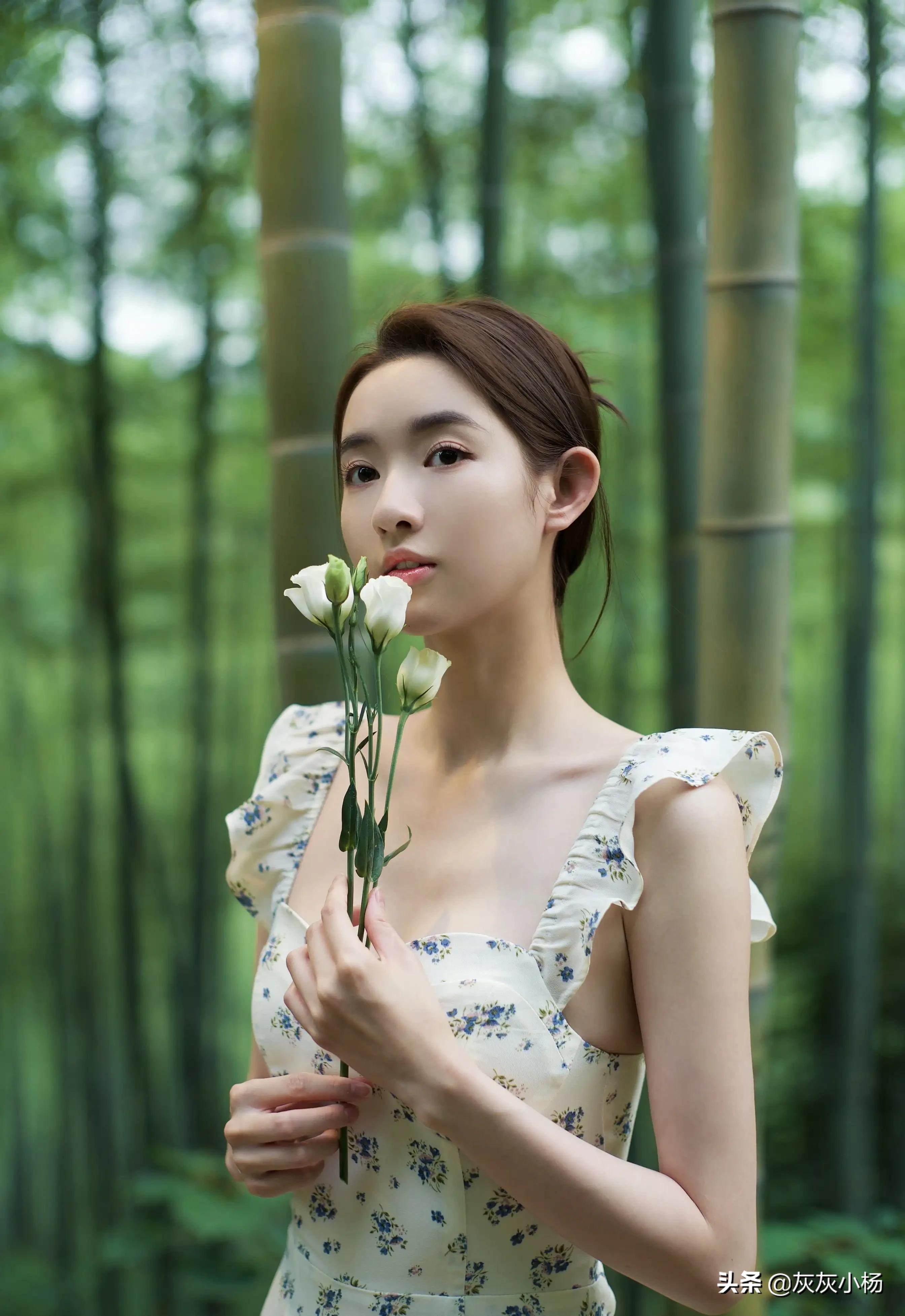 王玉雯，简约裙装，清纯甜美长相，气质脱俗