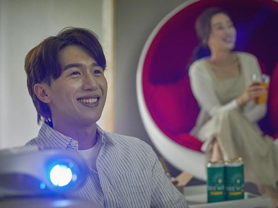 投影开灯看还是关灯看伤眼睛？今天总算是搞清楚了