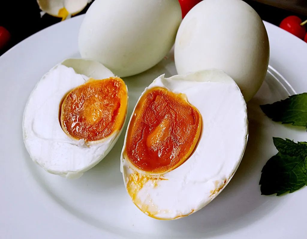 三步咸鸭蛋！沙子里出油还不咸，半个月就可以吃了。