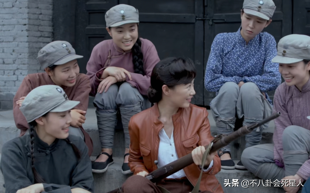 抗日剧变矫情？涂发胶抹口红，白面烧饼还嫌弃，对得起以前战士吗