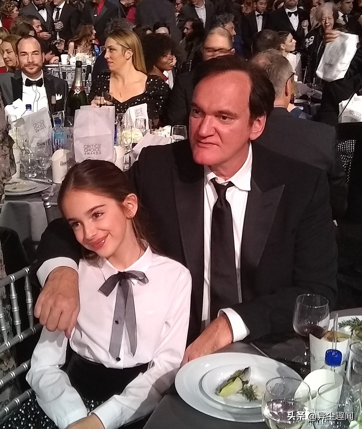 和莱昂纳多飙戏！《好莱坞往事》小童星出席奥斯卡穿粉红礼服太萌