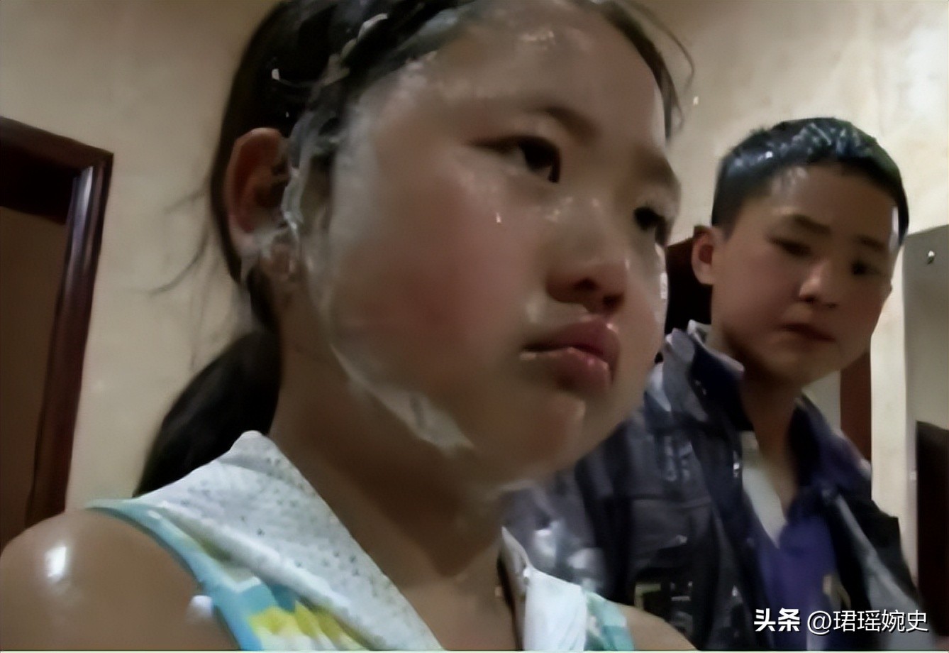 她因《变形计》染上公主病，回村后变了个人，富人游戏穷人玩不起