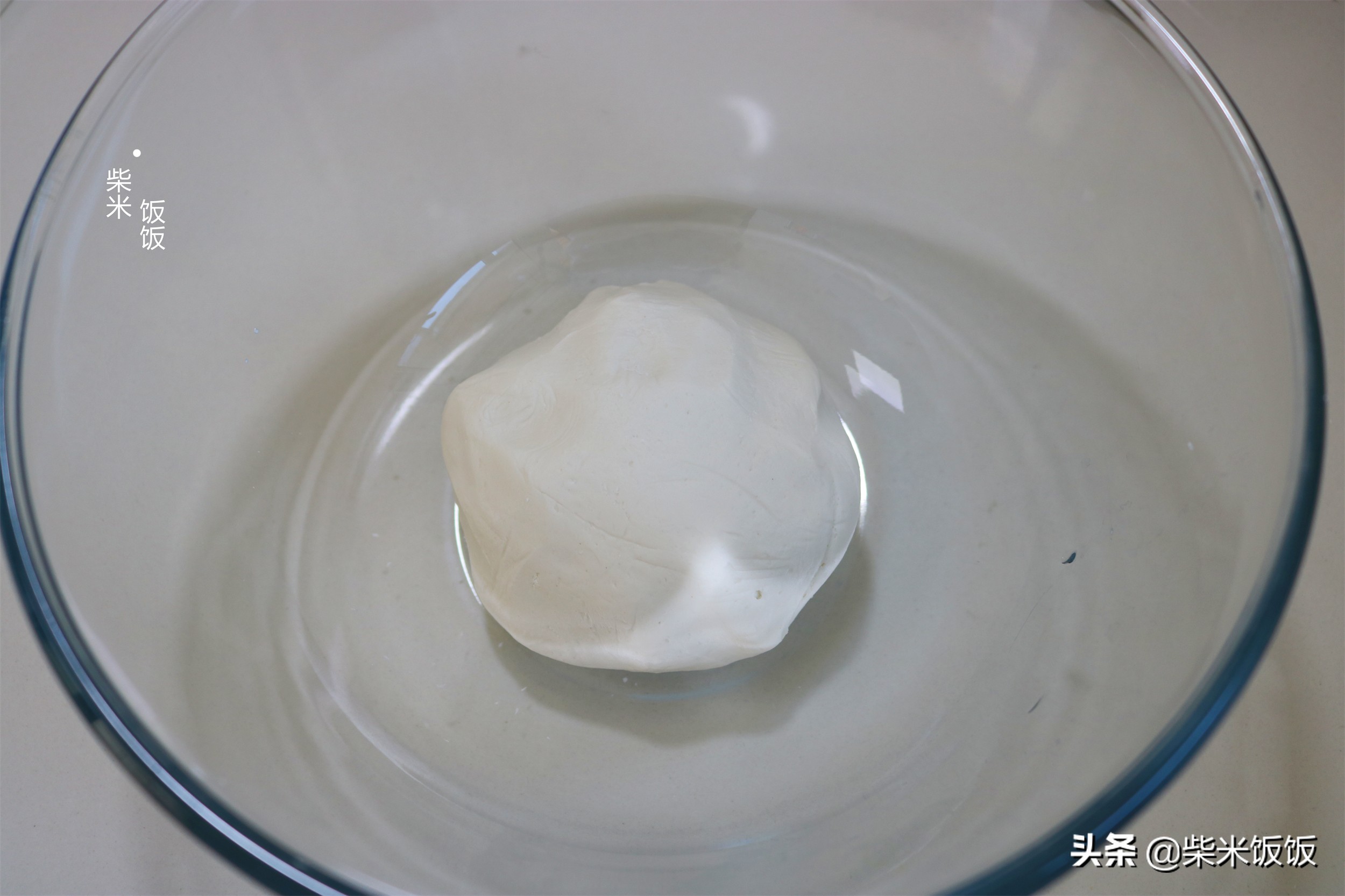 咬一口，外酥里糯，这个饼我家隔几天做一次，冬天吃正合适