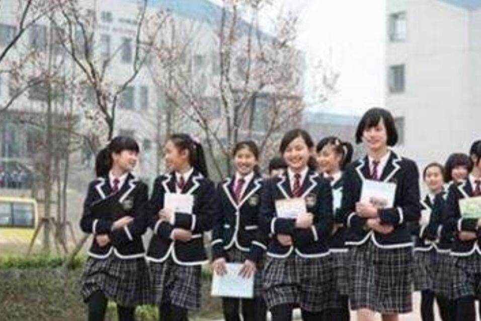 为啥普通学校校服是裤子，贵族学校却是裙子，这其中差在哪了？