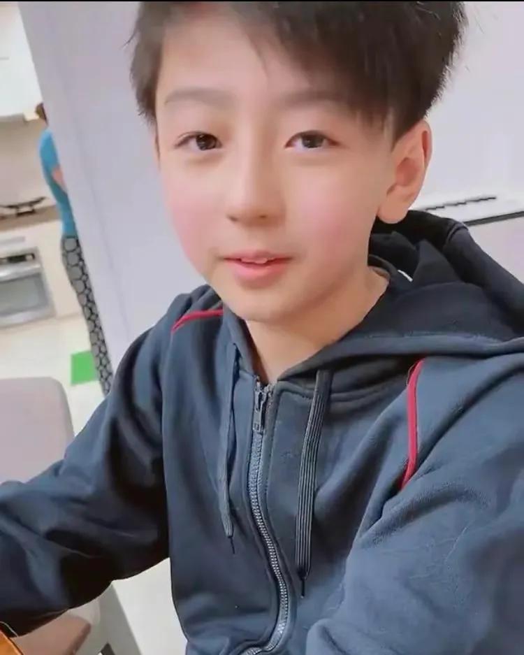 张柏芝晒和儿子游泳动态，3岁小王子正脸曝光，脸蛋肉嘟嘟萌态足