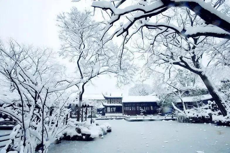 《沁园春·雪》：开头写宏伟壮阔的雪景，结尾抒改变世界的壮志