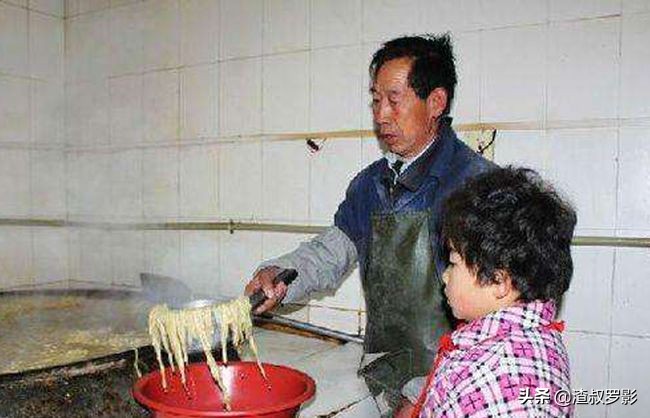 一女婴被弃，拾荒老人养大身价过亿，为报恩卖公司带养父环游祖国