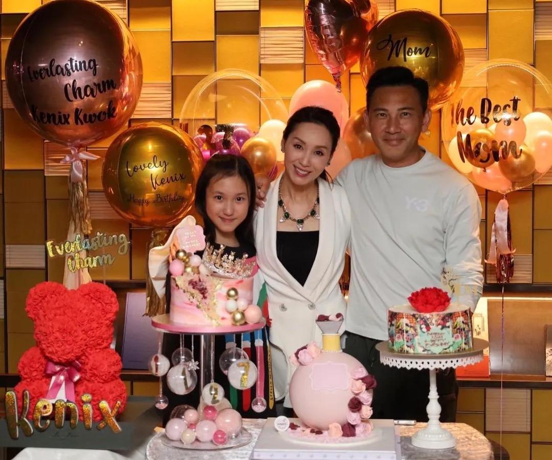 郭可盈51岁生日和家人聚餐画面温馨，熊黛林俩女儿到场为姑姑庆生