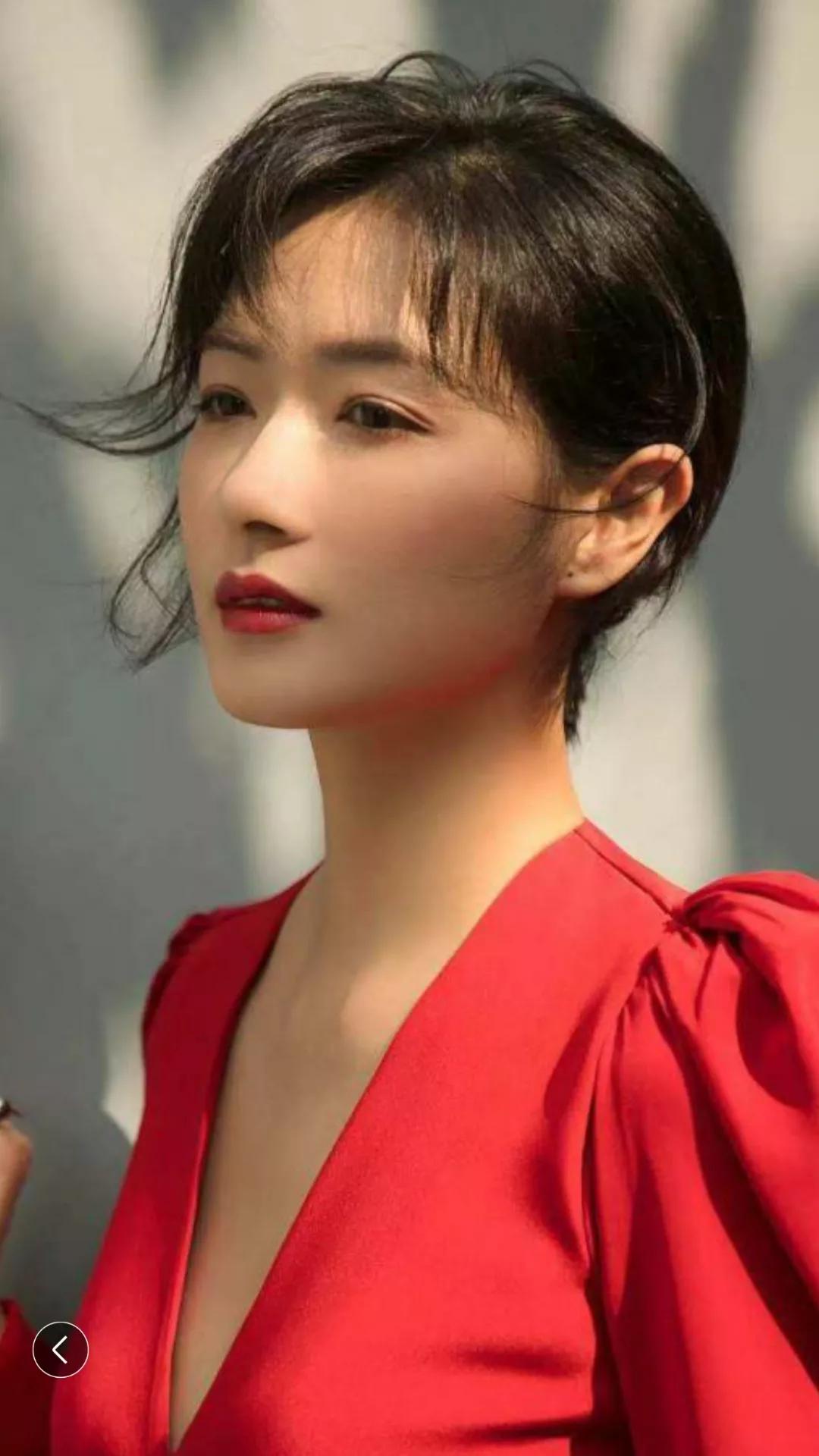 44位明星驾驭的红色服饰典雅大方，由内而外散发出自然的美感