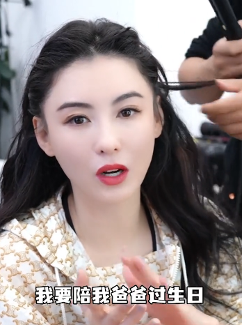 张柏芝爸爸生日罕露面！光头眼睛浮肿胡子半白，被女儿亲表情严肃