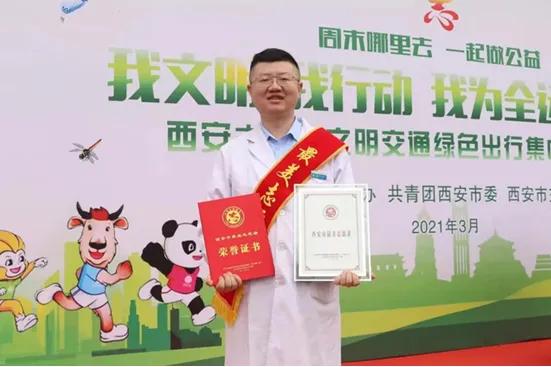 弘扬雷锋精神 白衣丹心传递爱心力量——记志愿服务队队长康鑫