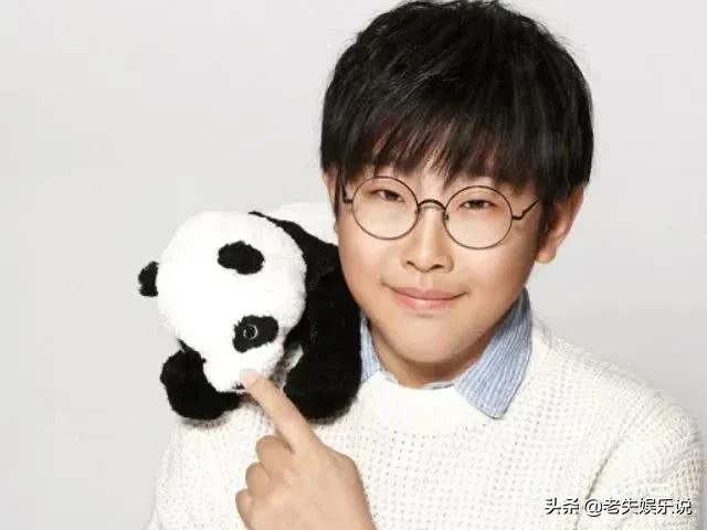 他才是真正的“不老男神”，34岁还在演孩子，娶妻被嘲似两代人