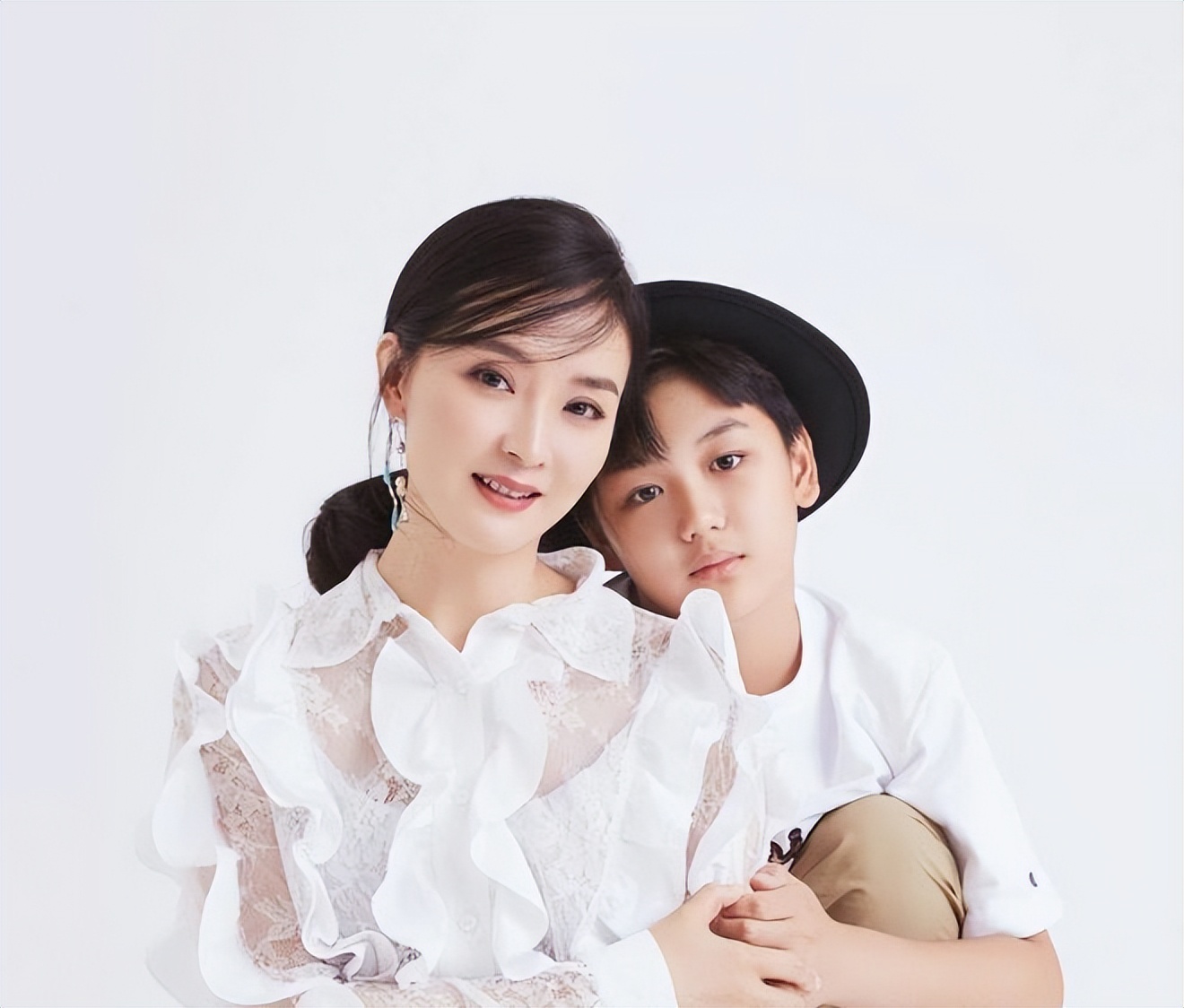 嫁豪门22年后的王艳，孩子长大艰难复出，48岁的她出路在哪？