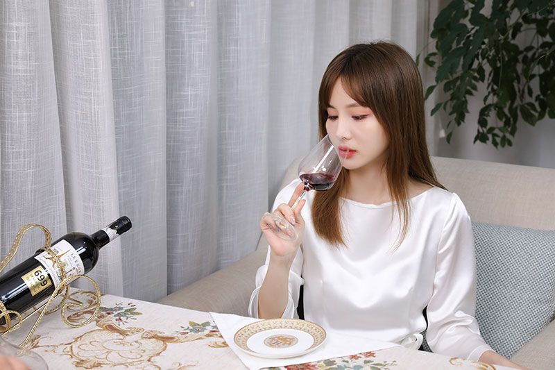 雷盛女孩莹莹：拥有魅力的葡萄酒才是好酒