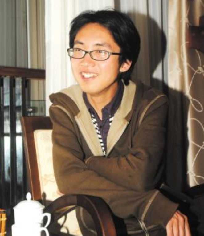 2005年“背母上学”的男孩，29岁时变性为刘婷，当选国际选美女郎
