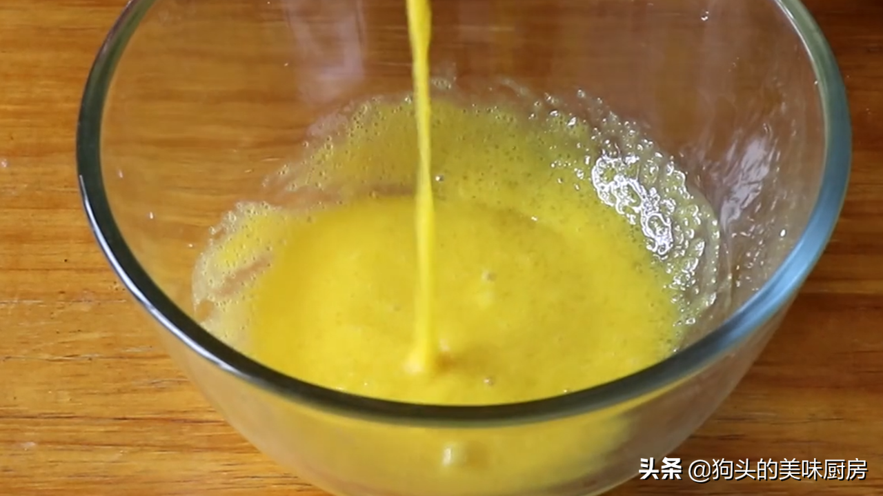 圣诞吃蛋糕，不用烤箱也能做，方法简单，孩子爱不释手，一看就会