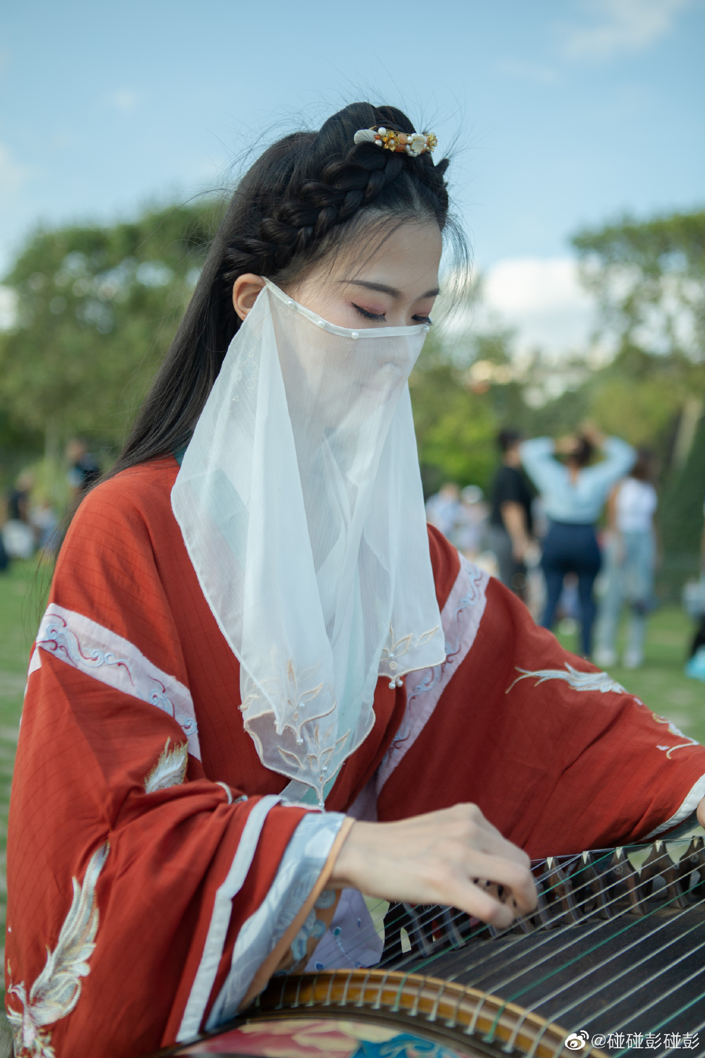 Dior抄袭中国马面裙设计，留学生们发起抗议，要求停止文化挪用
