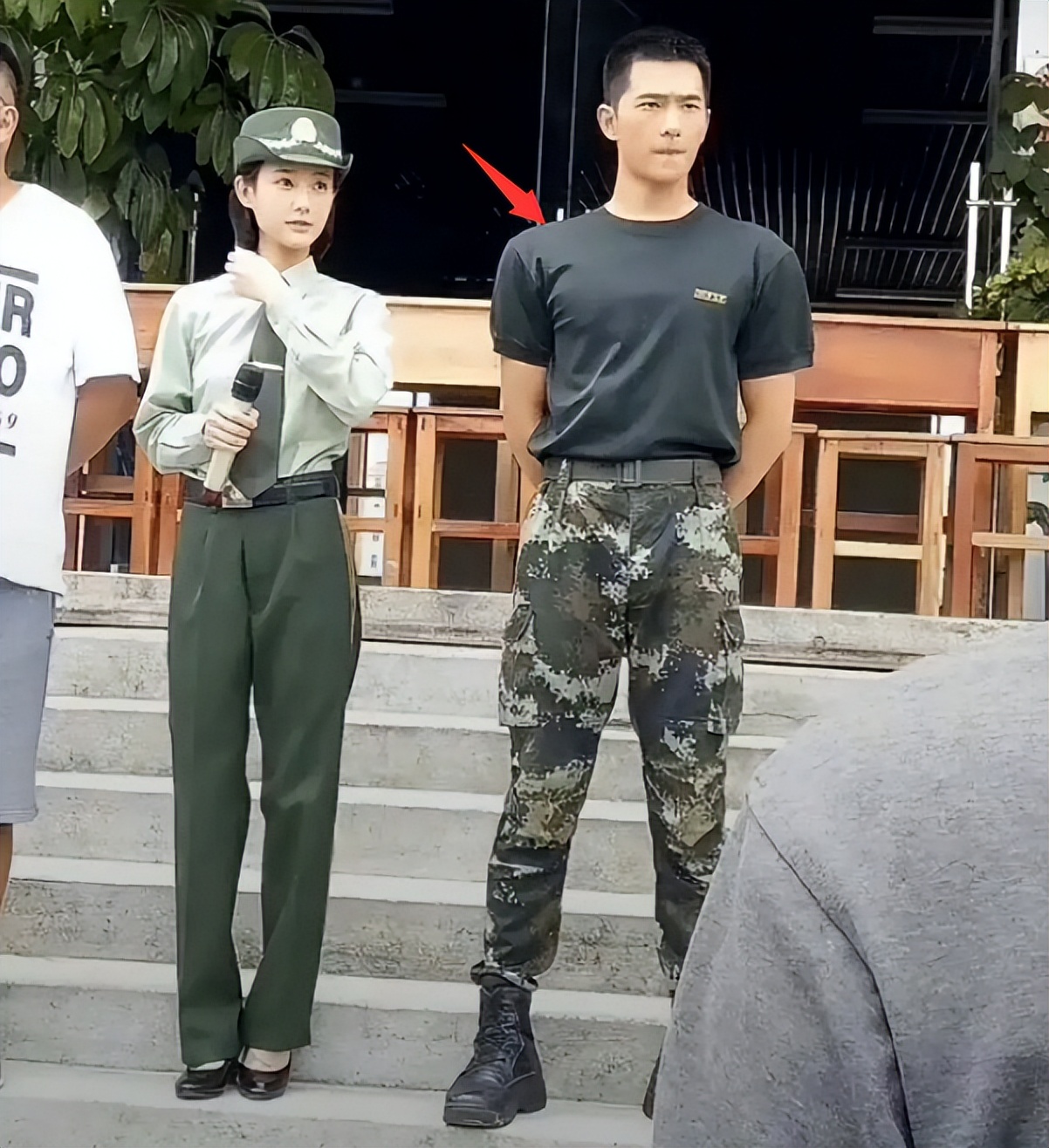 吃空气、假开车、骑假马、戴假肩胛骨，内娱明星拍戏有啥是真的？