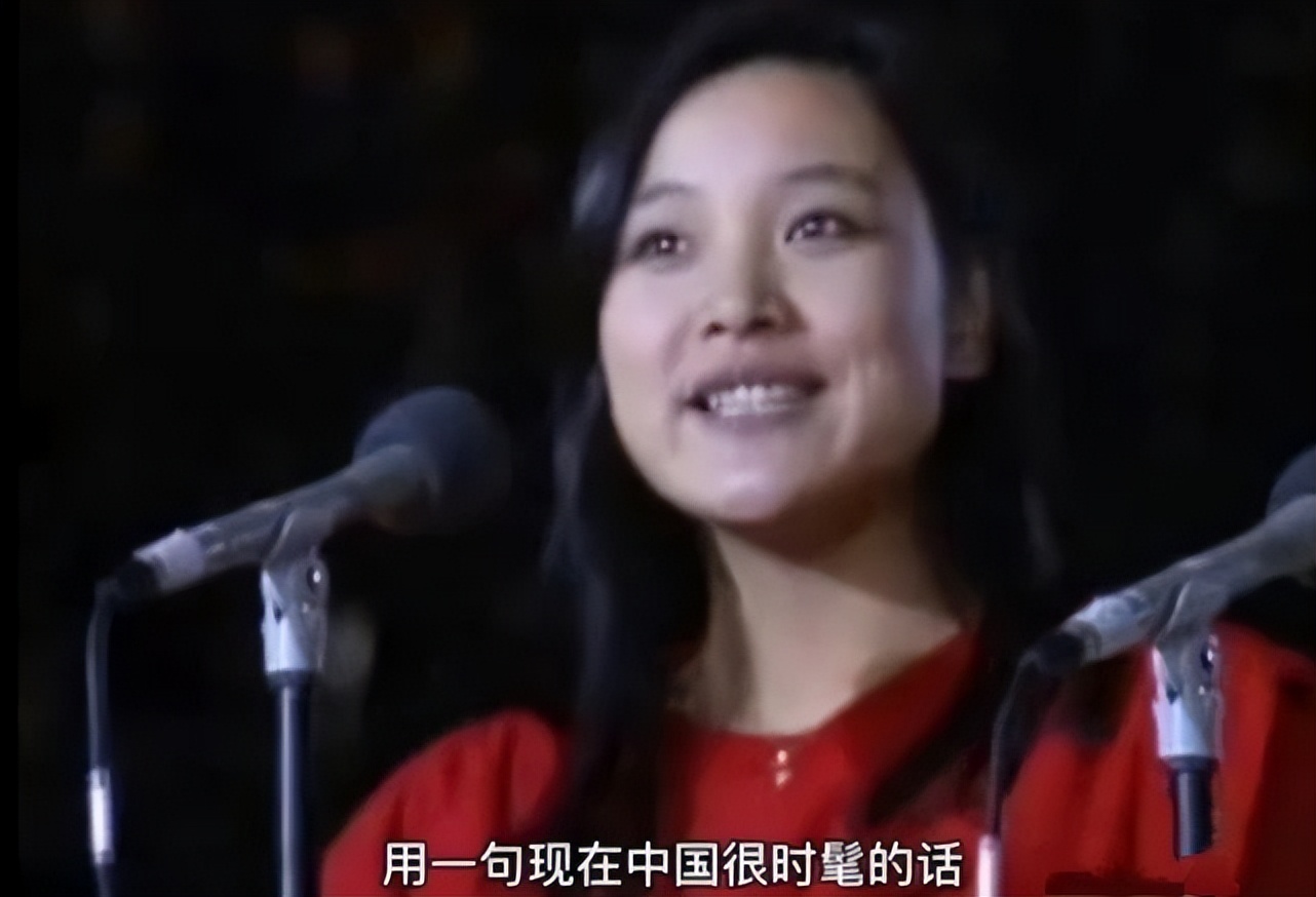 主持人抢话、演员笑场，这8届央视春晚的失误，堪称“灾难现场”