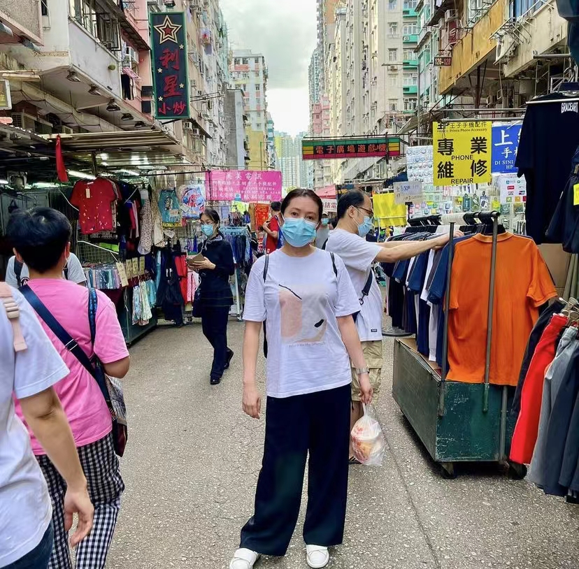 香港性感女神李丽珍近况曝光，坐地铁逛地摊接地气，身宽体胖无人识