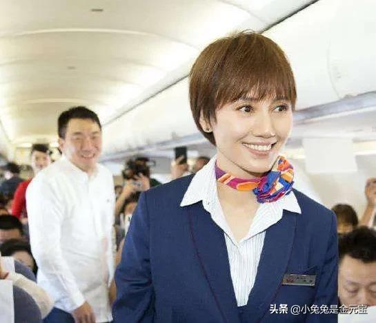 《中国机长》中的女乘务员，气质很出众