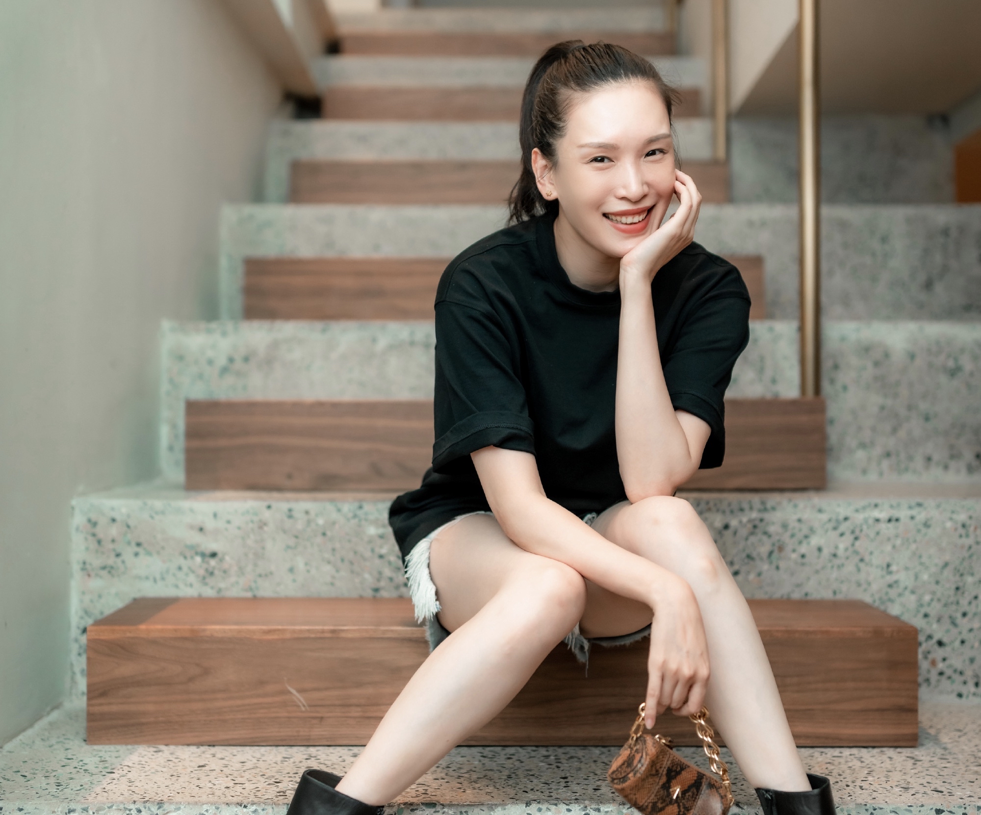 秦岚主演的电视剧《她只是不想输》正式开机，都有哪些演员参演呢