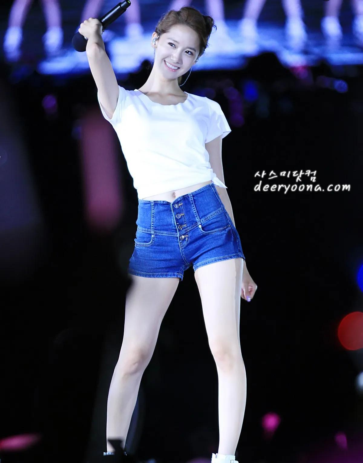 少女时代的林允儿，牛仔短裤短袖，清纯可爱