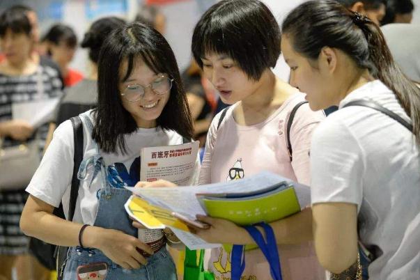 00后青睐的十大专业，法医学排名第二，榜首竟是“冷门专业”