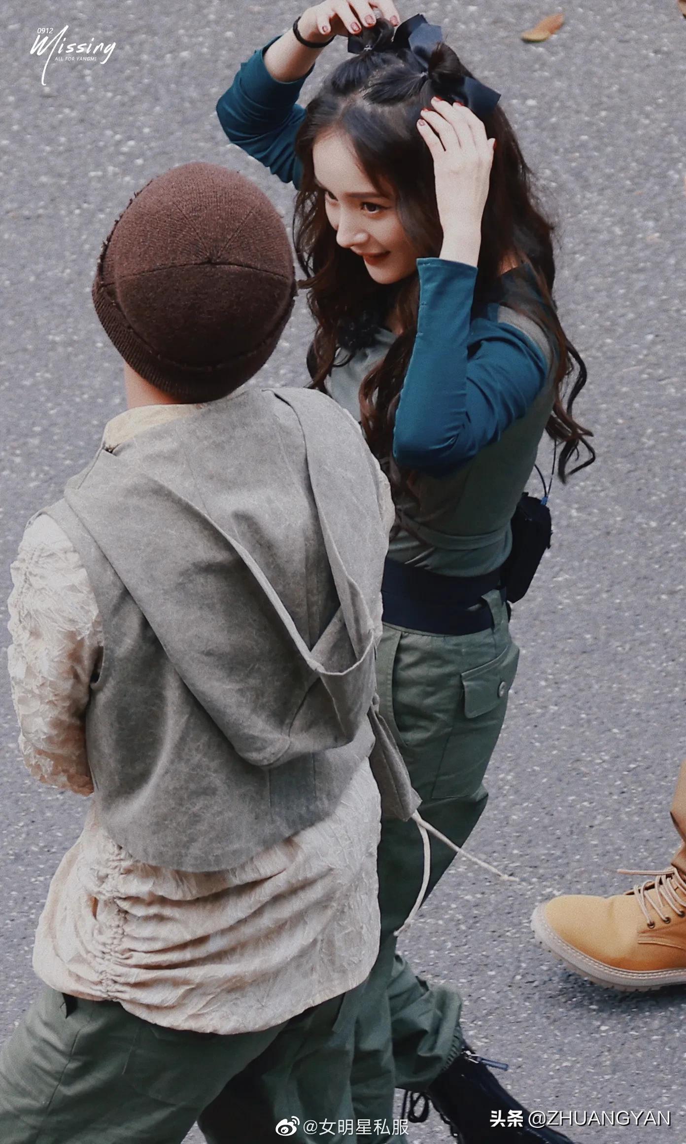 杨幂密室大逃脱的路透照公开，长得美身材辣，走起工装风又甜又酷