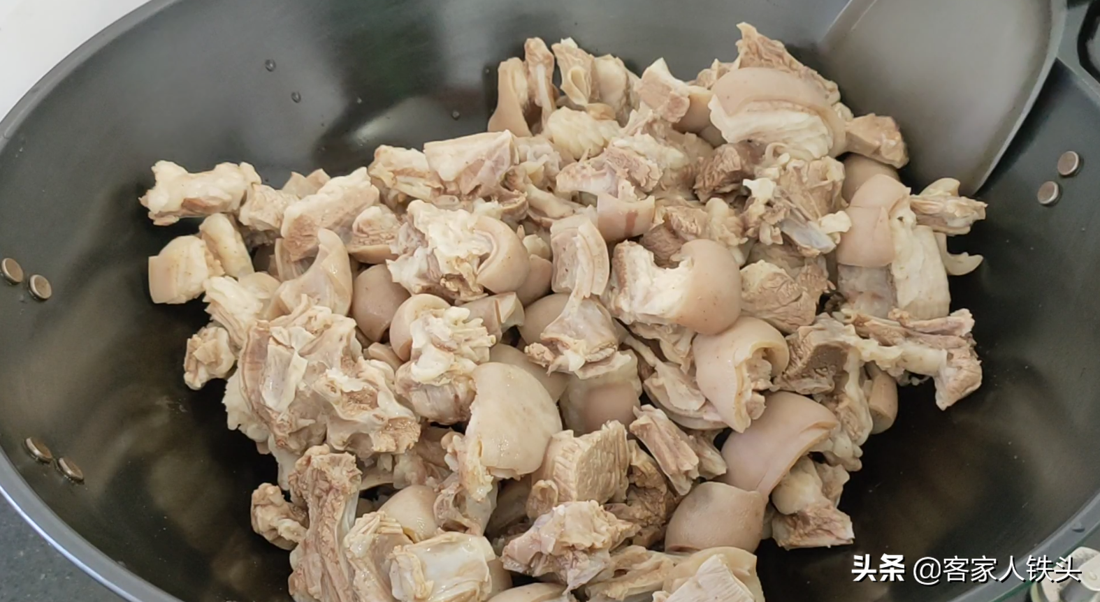 广式羊肉煲正宗做法，掌握好关键一步，皮爽肉香味美，越吃越过瘾
