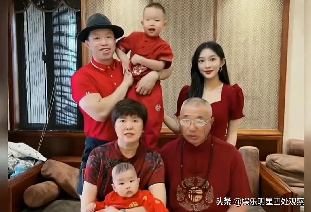 德云社烧饼当爸，晒全家福，妻子年轻又漂亮