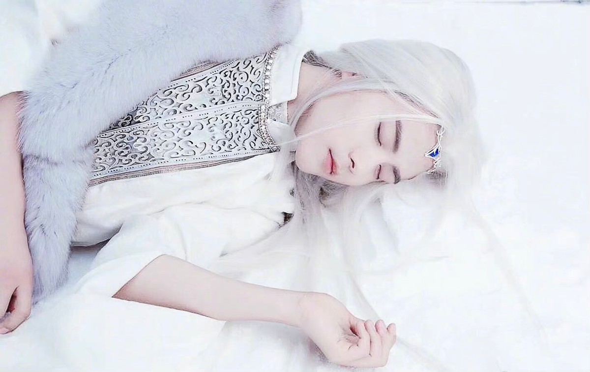 同样是演“白发美男”，有人一眼万年，有人像顶了一头枯草