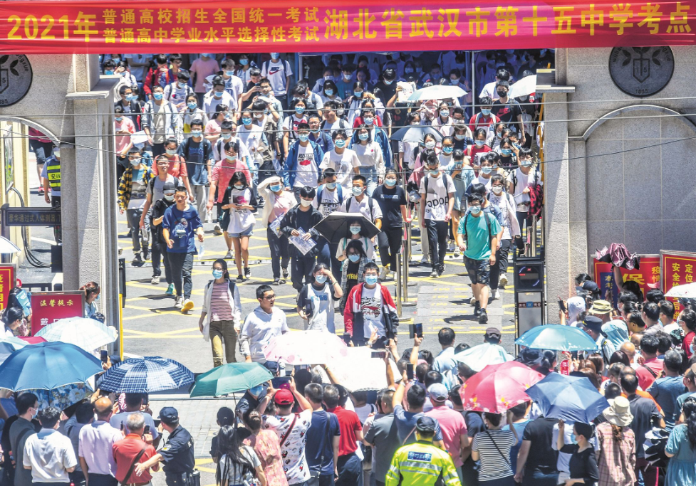 2022浙江“首次高考”来了，57万考生奔赴考场，网友评论却一边倒