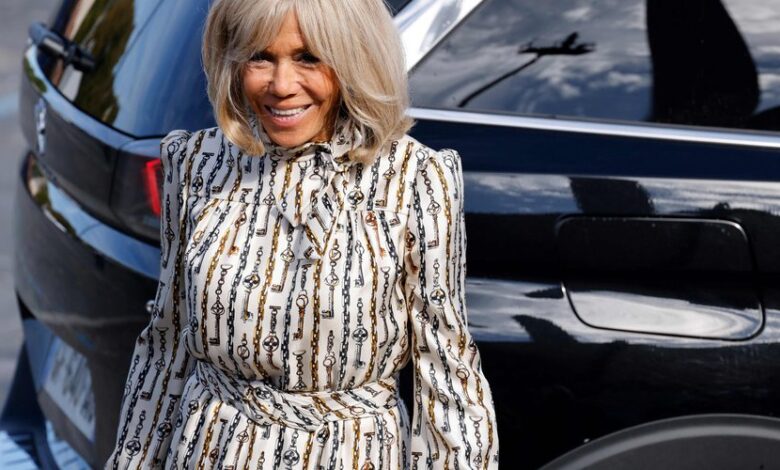 布里吉特整容也难挡皱纹了！穿长裙亮相扮嫩，和马克龙尽显母子感