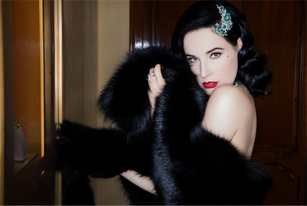 为美而活的最贵脱衣舞娘，身价10亿，英国王室向其发出邀请被拒