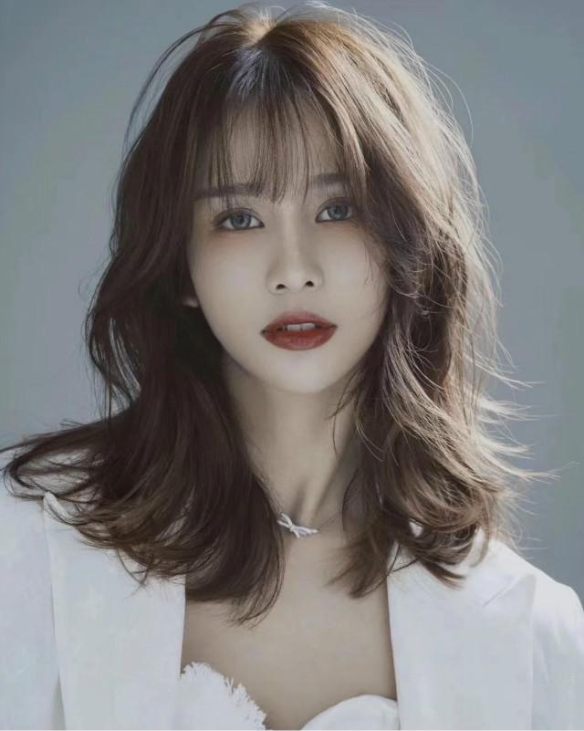 三四十岁的女人，头发不要留太长，今夏流行这4款卷发，很气质