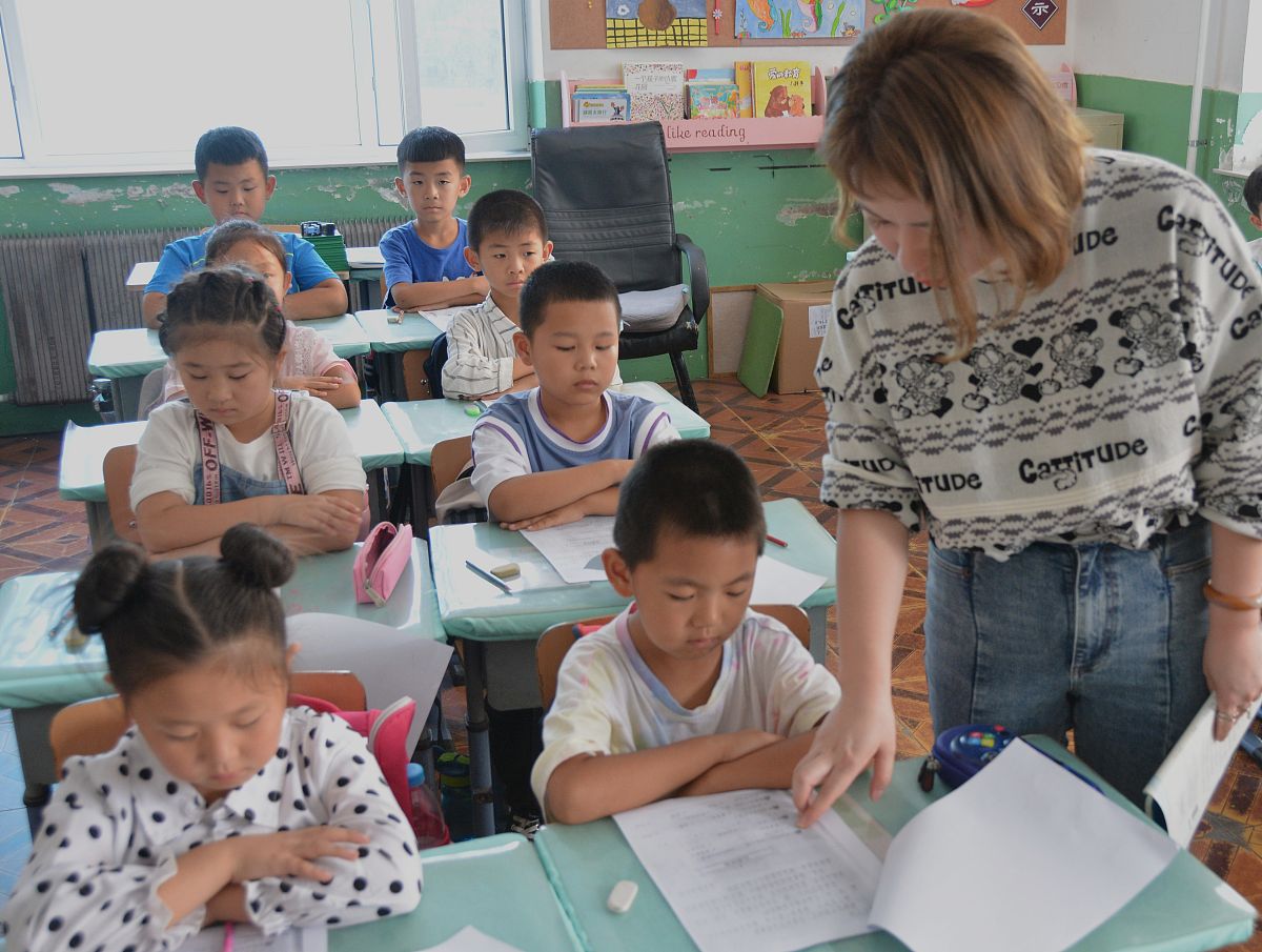 公立学校的合同制老师可以一直干下去么