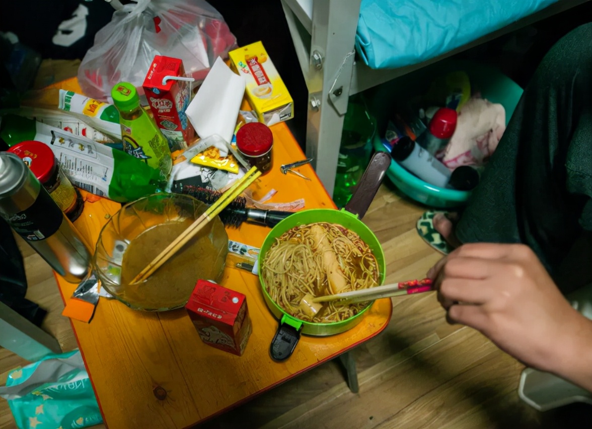 山东某“专本混合”高校，大学生过得“水深火热”，泡面也吃不起