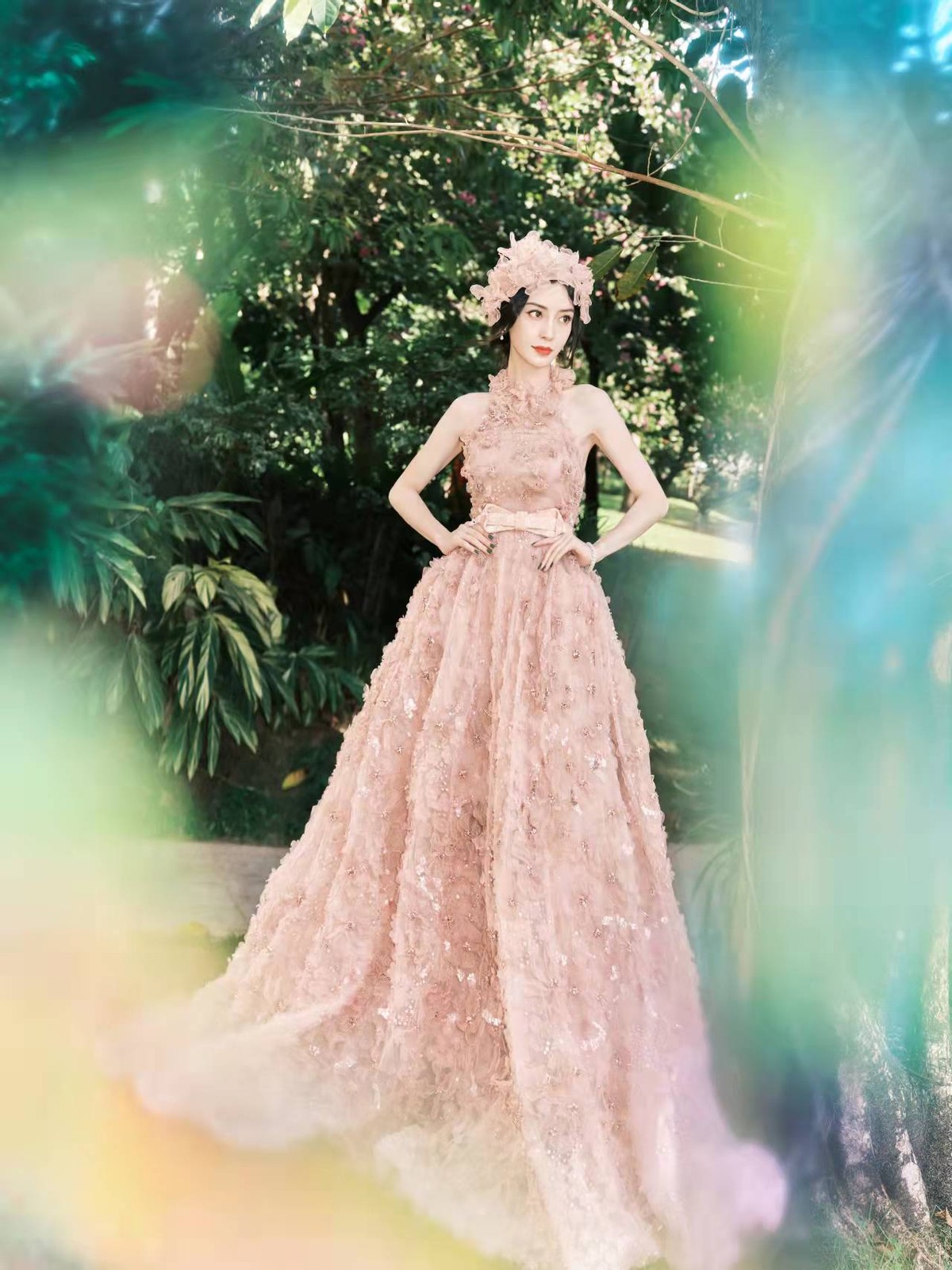 杨颖又来以美服人了,一袭羽毛裙温柔甜美,生图瘦成“大头娃娃”