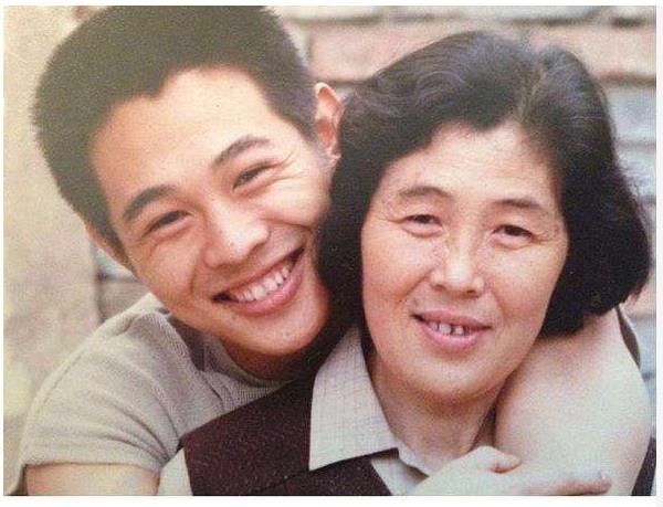 李思：父亲是李连杰，母亲是黄秋燕，我是留守儿童