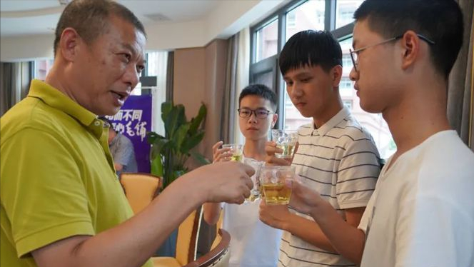 父母残疾全家靠吃野菜度日，大哥辍学打工供他上学，如今考进清华