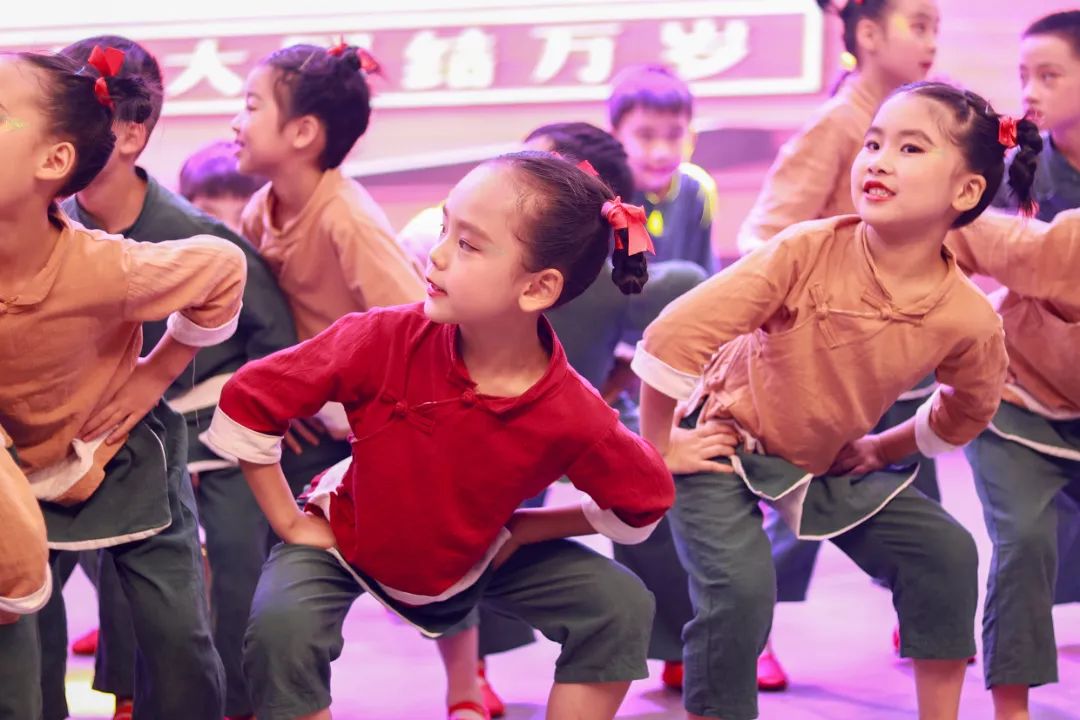 天府新区华阳实验小学举行“童星耀五月·艺术绽花开”群舞比赛