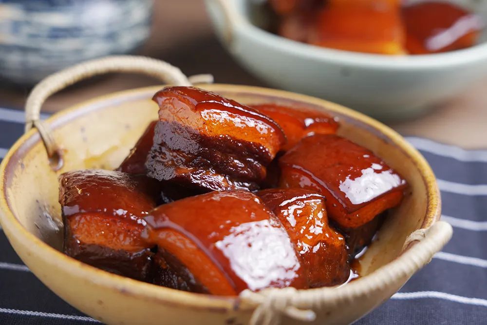 杭州名菜东坡肉的由来，流传百年杭州名菜背后的故事