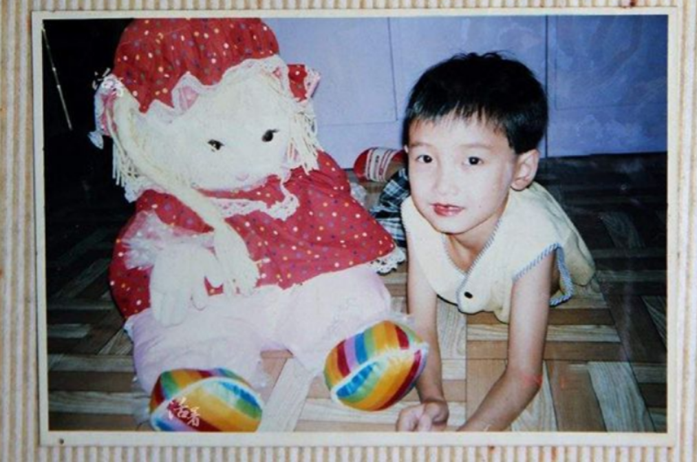 2005年“背母上学”的男孩，29岁时变性为刘婷，当选国际选美女郎