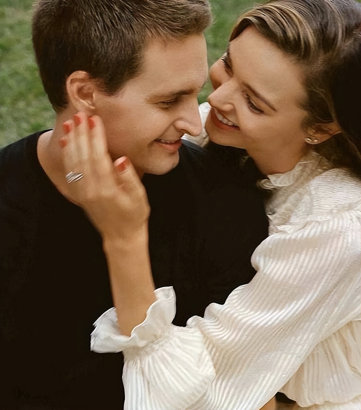 维密超模米兰达可儿晒美照，穿修身穿裙大秀身材，饱满事业线抢镜