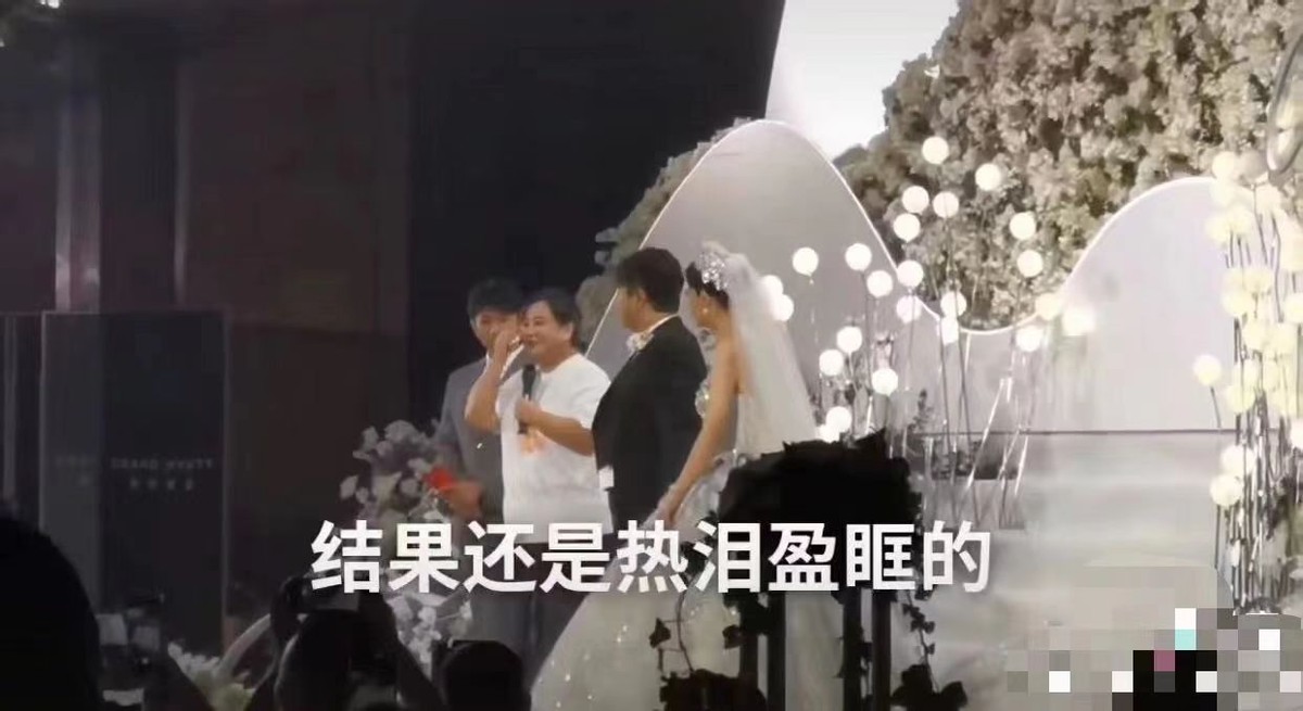 贾玲高调出席婚礼！上台发言哭得比新娘狠，穿短袖胖嘟嘟满脸福气