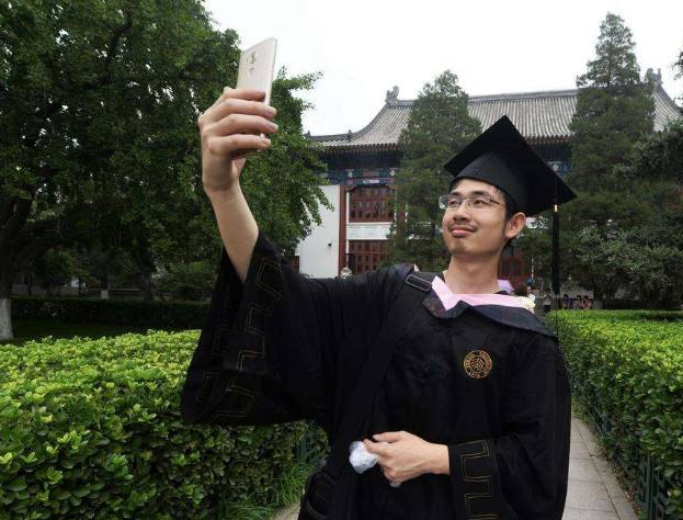 北大一专业出名了，每年招收的新生都是“独苗苗”，教授都围着转