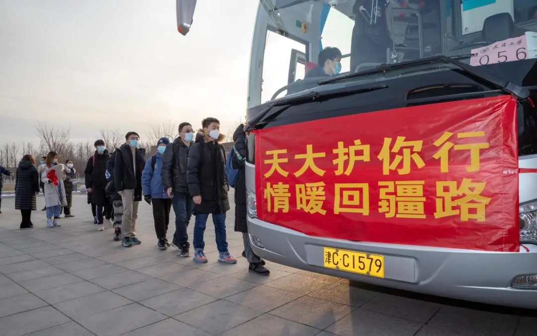高校包机护送学生回家!这是“天大”的事!