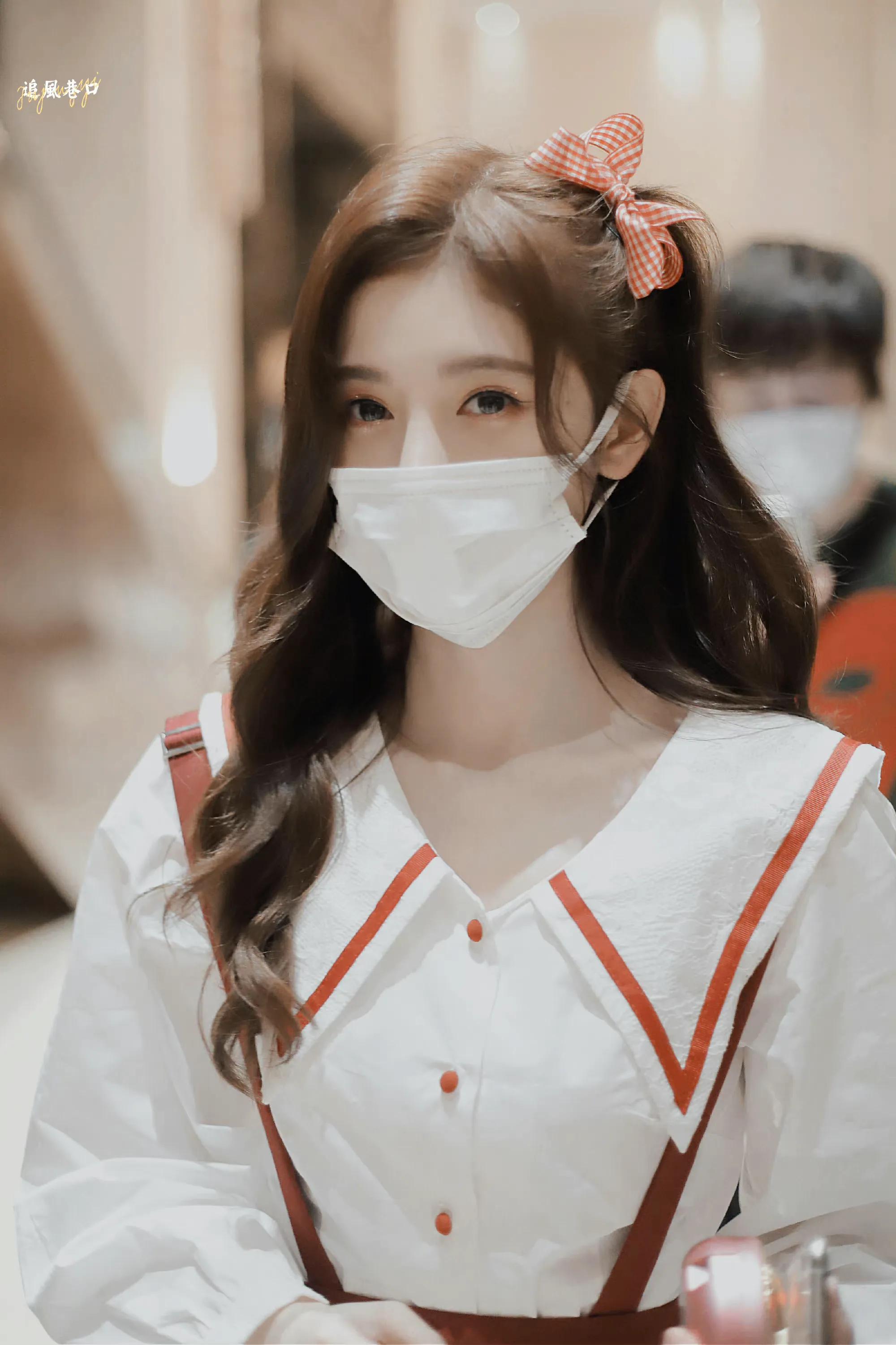 鞠婧祎机场照｜隔着口罩也能看见笑盈盈的脸